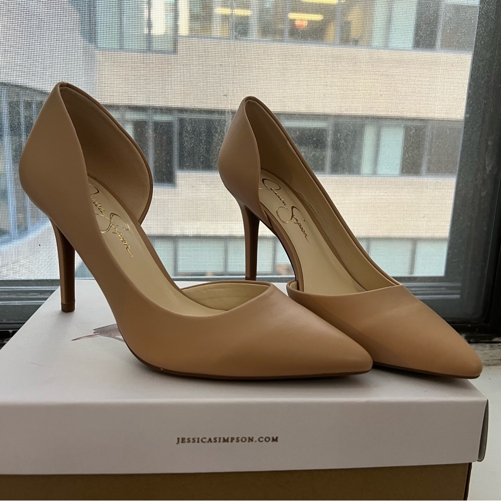 NWT heels, nude 7.5